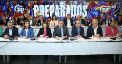 Los `barones` del PP elogian los dos a&ntilde;os al frente del PP de Feij&oacute;o, quien exclama: "Gobern&aacute;is casi todos pero yo no"