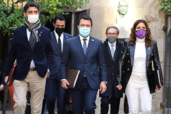 Los catalanes suspenden al Govern con un 4,85 y al Gobierno con un 4,41, seg&uacute;n el CEO