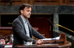 Los comunistas de  Podemos que sostienen a S&aacute;nchez en la Moncloa tildan la Constituci&oacute;n de "traje viejo" y piden su reforma