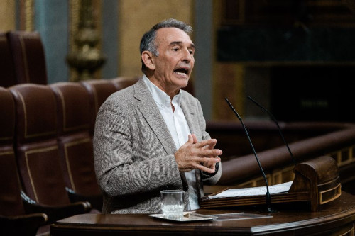 Los comunistas de Sumar culpan a  Aznar de la violencia por visitar Ceuta