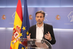 Los comunistas socios del  PSOE le tachan de  "desleal" por aprobar  mil millones para Defensa, aunque no romper&aacute;n y seguir&aacute;n en sus ministerios