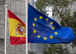 Los europeos tendr&aacute;n a un `clic` en el m&oacute;vil su DNI, permiso de conducir o t&iacute;tulo universitario en 2027