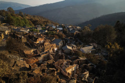 Los grandes fuegos de Chandrexa y Trevinca siguen activos, mientras la situaci&oacute;n en el resto de Galicia mejora