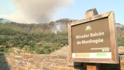 Los incendios de Las Hurdes y Casas de Miravete mantienen este s&aacute;bado el nivel 2 de peligrosidad