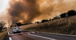 Los incendios en la Comunidad de Madrid se unen en un solo frente y obligan a evacuar m&aacute;s municipios de la zona