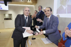 Los ingenieros de caminos y Unión Profesional premian a Íñigo Losada por su "relevante" trayectoria