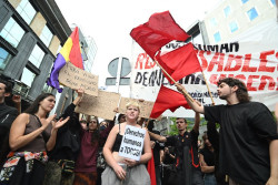 Los manifestantes regresan desde el Congreso a Sol tras el `no` al primer decreto: "Sus beneficios, nuestra miseria"