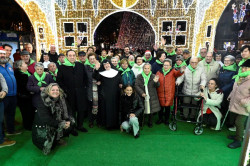 Los mayores de las residencias dan un paseo en taxi para ver las luces y ambiente navideño de Santander