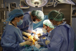 Los médicos del Sindicato Médico en asamblea ha adoptado por unanimidad, no dicen cuantos, dejar de operar por la tarde para reducir las listas de espera
