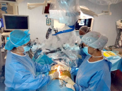 Los médicos seguirán sin operar por la tarde hasta septiembre, a la espera de negociar con el nuevo Gobierno y mientras que los enfermos se jo....