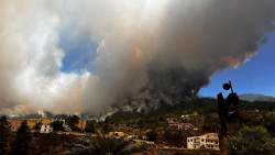 Los medios a&eacute;reos descargan m&aacute;s de 352.000 litros de agua sobre el incendio de La Palma