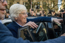 Los Mossos detienen a Clara Ponsat&iacute; en la plaza de la Catedral de Barcelona tras su rueda de prensa