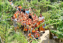 Los niños del programa `El Veranuco` visitan los huertos de Concepción Arenal, El Alisal y Altamira