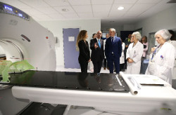 Los nuevos equipos de alta tecnología de Valdecilla permitirán reducir la lista de espera e incorporar tratamientos