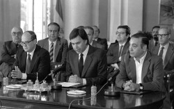 Los PGE de Sánchez e Iglesias en estado embrionario