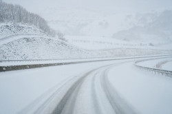 Los puertos de Estacas de Trueba y Lunada siguen cerrados por la nieve que obliga a cadenas en un tramo de la CA-280