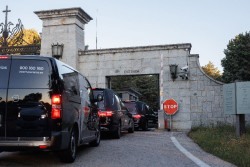 Los restos de Primo de Rivera, que fue fusilado, salen del Valle de los Ca&iacute;dos, donde estaban desde 1959, rumbo al cementerio de San Isidro