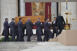 Los restos mortales de Benedicto XVI ya reposan en las grutas vaticanas