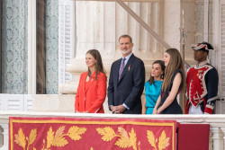 Los Reyes, la Princesa de Asturias y la Infanta Sof&iacute;a, testigos de excepci&oacute;n del relevo solemne de la Guardia Real