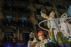 Los Reyes Magos desfilan por las calles espa&ntilde;olas con precauci&oacute;n y sin incidentes pese a la lluvia