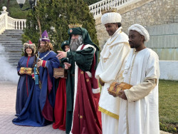 Los Reyes Magos llegan desde "tierras lejanas" para dejar sus regalos en "una maravillosa noche"