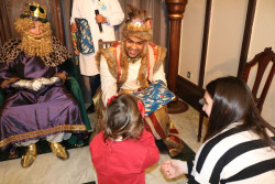 Los Reyes Magos llevan obsequios a todos los pacientes de Santa Clotilde