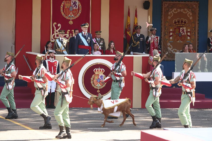 Los reyes presiden un desfile militar marcado por el adelanto electoral y los abucheos a S&aacute;nchez