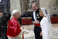 Los Reyes saludan a Le&oacute;n XIV tras la misa de inicio de su pontificado y le dicen que esperan verle pronto por Espa&ntilde;a