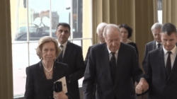 Los Reyes y el Rey Juan Carlos I visitan la capilla ardiente de Isabel II y S&aacute;nchez, que no le han invitado, dice del Rey Juan Carlos que no representa a nadie 