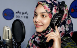 Los talib&aacute;n afganos permiten la reanudaci&oacute;n de las emisiones de Radio Begum, dirigida por mujeres