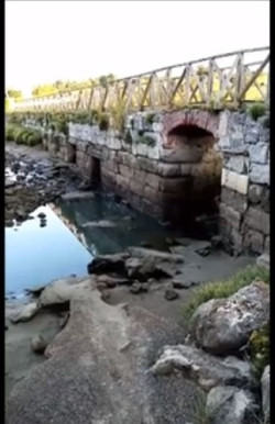 Los vecinos de San Román denuncian vertidos en la playa de La Maruca 