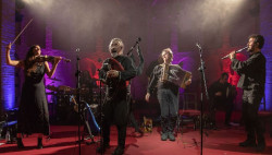 Luar Na Lubre encabeza el Cantabria Infinita Folk que se celebra en Puente San Miguel por Las Instituciones