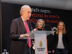 Luis Alberto de Cuenca recoge el XVI Premio José Luis Sampedro: "Fue un escritor al que admiraba profundamente"