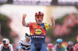 Mads Pedersen es el primer `maglia rosa` de un Giro que pierde a Mikel Landa