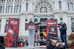 Manifestantes llenan la plaza de Cibeles contra la subida de los precios al grito de "Gobierno dimisi&oacute;n"
