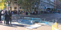Manifestantes propalestinos ocupan el recorrido de la Vuelta en el centro de Madrid al permit&iacute;rselo las fuerzas de seguridad
