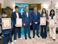 Martínez Abad destaca la contribución del certamen literario `Gabino Teira` al fomento de la escritura entre los jóvenes