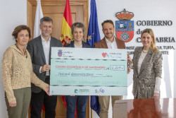 Mart&iacute;nez Abad entrega a la Cocina Econ&oacute;mica la recaudaci&oacute;n solidaria de dos eventos en instalaciones de la Consejer&iacute;a