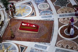 M&aacute;s de 128.000 personas visitan la capilla ardiente que ha permanecido abierta casi toda la noche