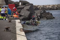 M&aacute;s de 1.300 migrantes han llegado desde el lunes de forma irregular a Espa&ntilde;a, todos ellos a Canarias y siguen llegando