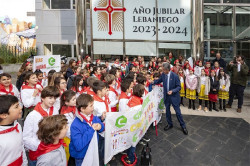 Más de 160 alumnos del colegio Castroverde cantan las Marzas en Santander para reivindicar su tradición