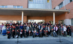 Más de 300 escolares cantan las Marzas junto a la Ronda de Torrelavega