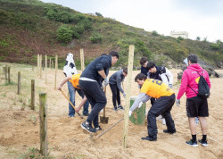 Más de 50 personas participan en una jornada de voluntariado medioambiental en Costa Quebrada