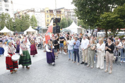 Más de 500 folcloristas participa en el Pasacalles Cántabro de Santander con motivo del Día de las Instituciones