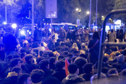M&aacute;s de 7000 personas en el segundo d&iacute;a consecutivo de protestas en Ferraz, blindada por un fuerte cord&oacute;n policial