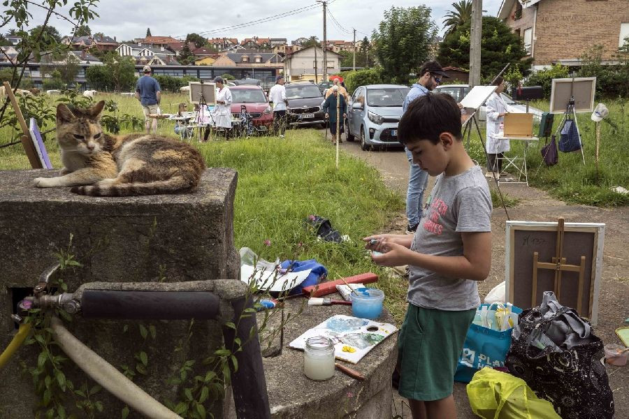 M&aacute;s de un centenar de personas participan este domingo en el 36 Concurso de Pintura R&aacute;pida de Camargo