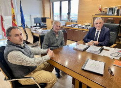 Media analiza con la Junta Vecinal de Puente Avíos la mejora del firme de dos viales