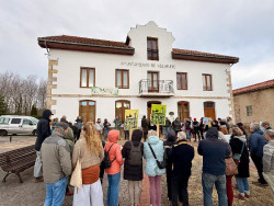 Medio centenar de personas se concentra en Villafufre contra los pol&iacute;gonos e&oacute;licos Astillero I y II