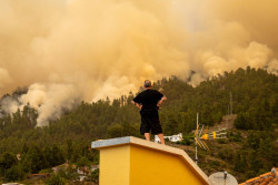 Medios a&eacute;reos se reincorporan a la extinci&oacute;n del incendio en La Palma tras una noche de trabajo por tierra