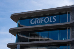 Melqart eleva su participación en Grifols al 1,1% un día antes de conocerse el posible acuerdo con Brookfield